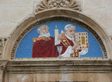 A photo of a mosaic at the Cathedral of San Panfilo in Sulmona (province of L’Aquila, region of Abruzzo), Italy, portraying St Peter Celestine and Pope Benedict XVI.